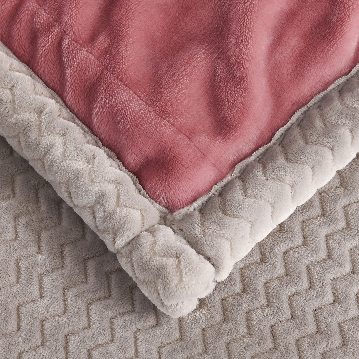 91家纺网 家纺一手货源 找家纺 印季家纺 2025秋冬新款三层夹棉加厚复合贝贝绒毛毯毯子多功能盖毯 豆沙+灰