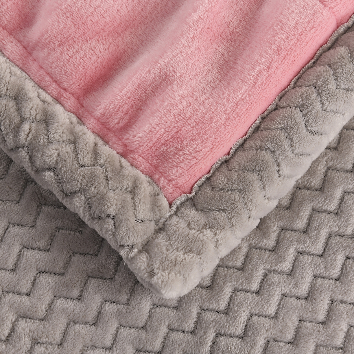 91家纺网 家纺一手货源 找家纺 印季家纺 2025秋冬新款三层夹棉加厚复合贝贝绒毛毯毯子多功能盖毯 粉+灰