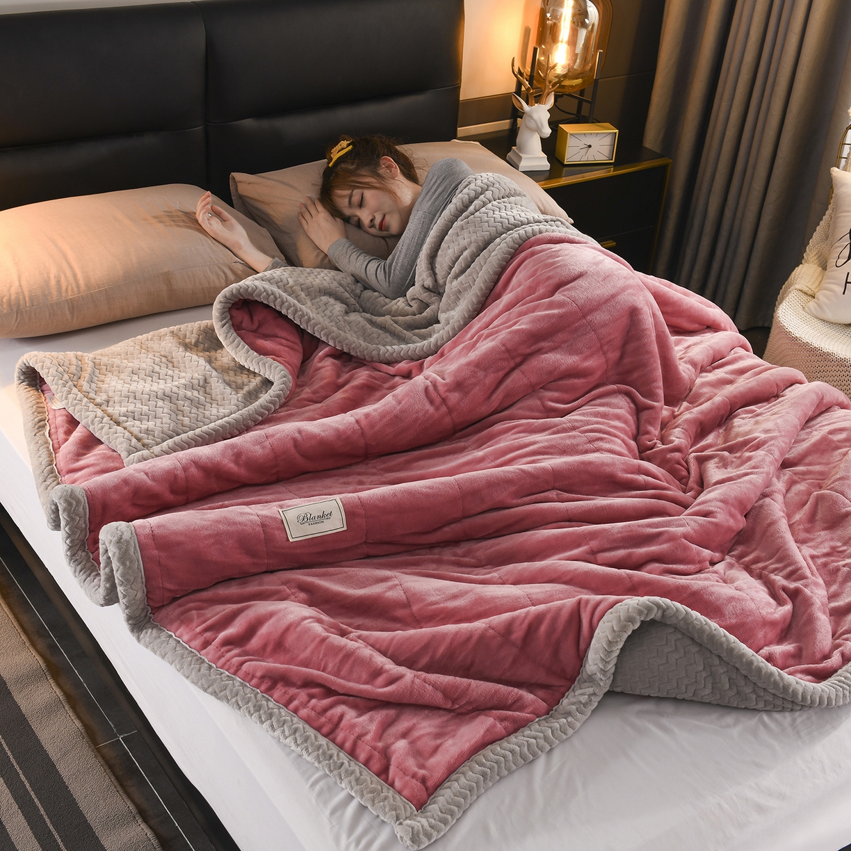 91家纺网 家纺一手货源 找家纺 印季家纺 2025秋冬新款三层夹棉加厚复合贝贝绒毛毯毯子多功能盖毯 豆沙+灰