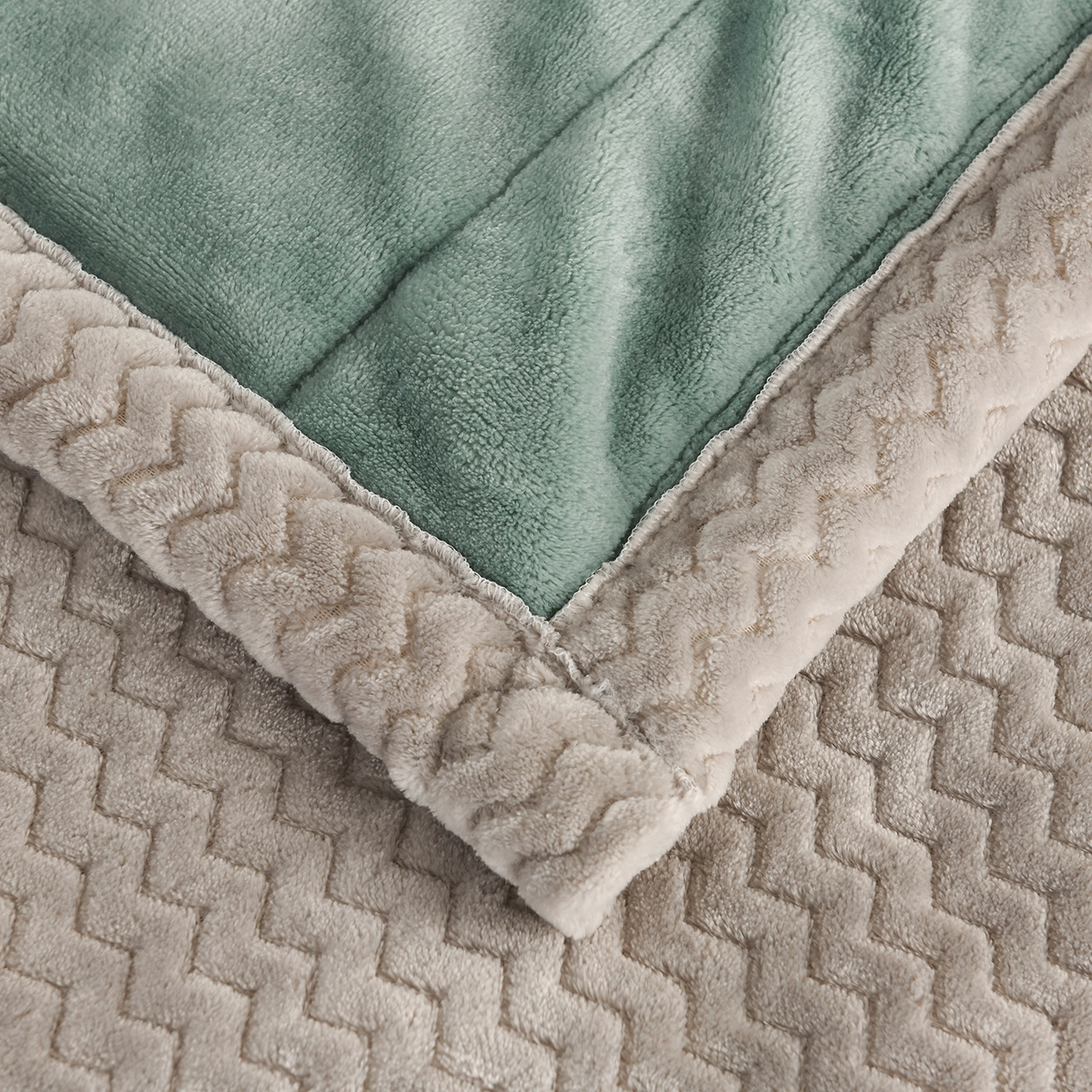 91家纺网 家纺一手货源 找家纺 印季家纺 2025秋冬新款三层夹棉加厚复合贝贝绒毛毯毯子多功能盖毯 墨绿+灰