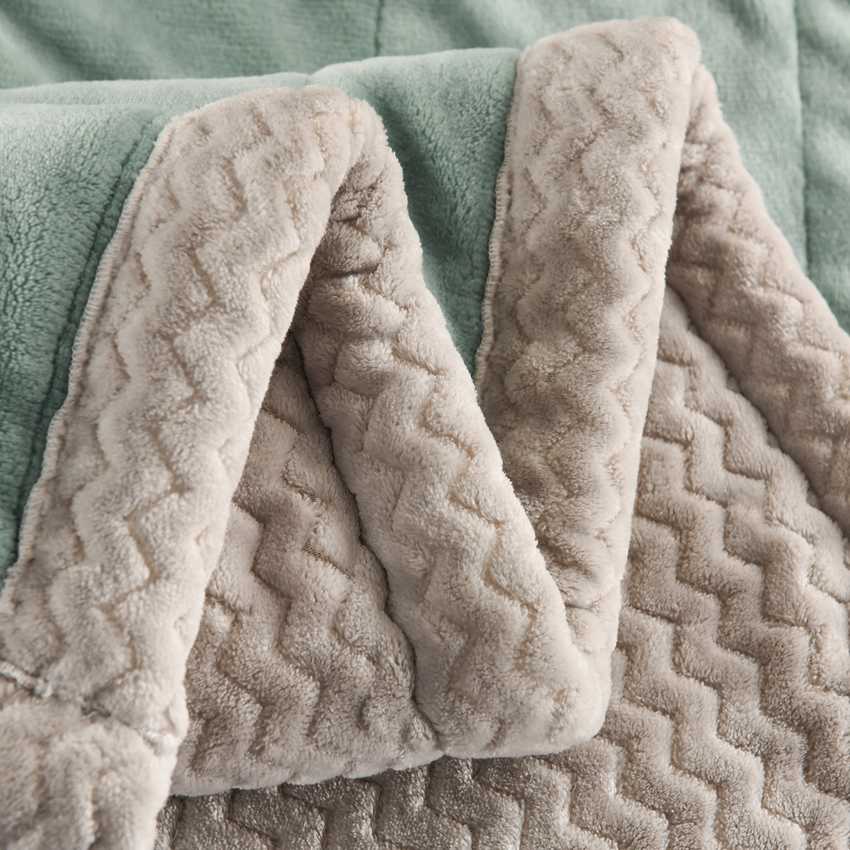 91家纺网 家纺一手货源 找家纺 印季家纺 2025秋冬新款三层夹棉加厚复合贝贝绒毛毯毯子多功能盖毯 墨绿+灰