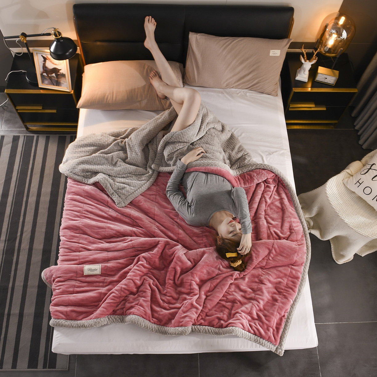 91家纺网 家纺一手货源 找家纺 印季家纺 2025秋冬新款三层夹棉加厚复合贝贝绒毛毯毯子多功能盖毯 豆沙+灰