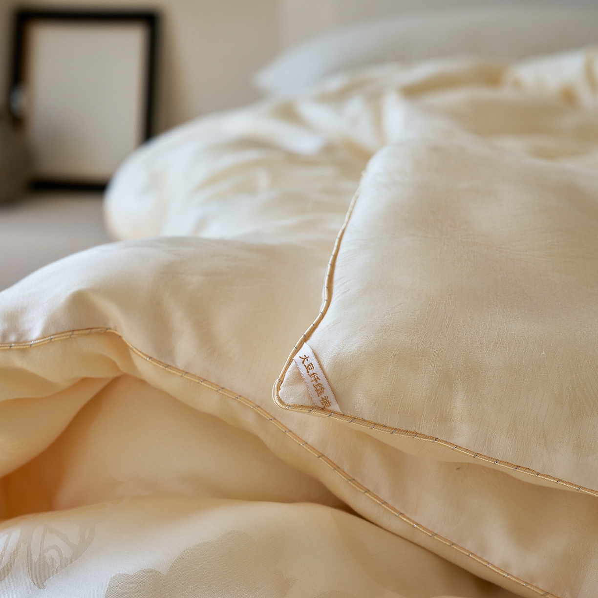 91家纺网 家纺一手货源 找家纺 纯优家纺 2025秋冬新品五彩臻丝大提花高奢45%大豆蛋白春秋被冬被直播电商首选 东方墨澜-奶油白