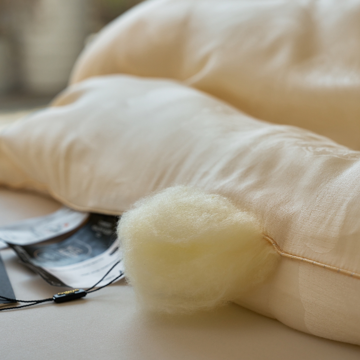 91家纺网 家纺一手货源 找家纺 纯优家纺 2025秋冬新品五彩臻丝大提花高奢45%大豆蛋白春秋被冬被直播电商首选 东方墨澜-奶油白