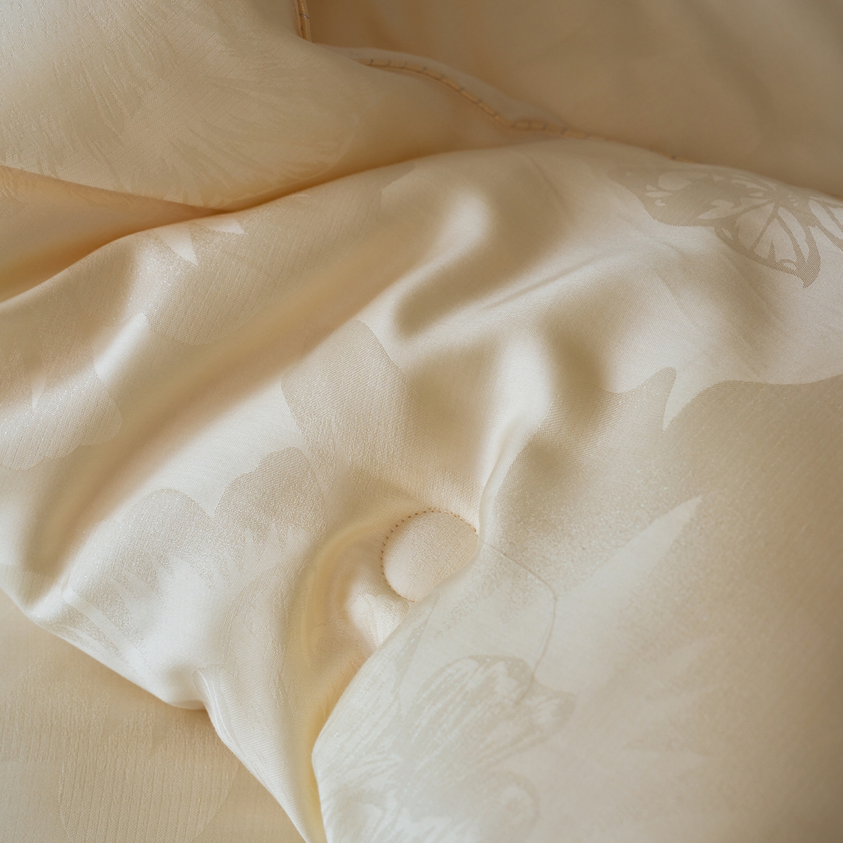 91家纺网 家纺一手货源 找家纺 纯优家纺 2025秋冬新品五彩臻丝大提花高奢45%大豆蛋白春秋被冬被直播电商首选 东方墨澜-奶油白