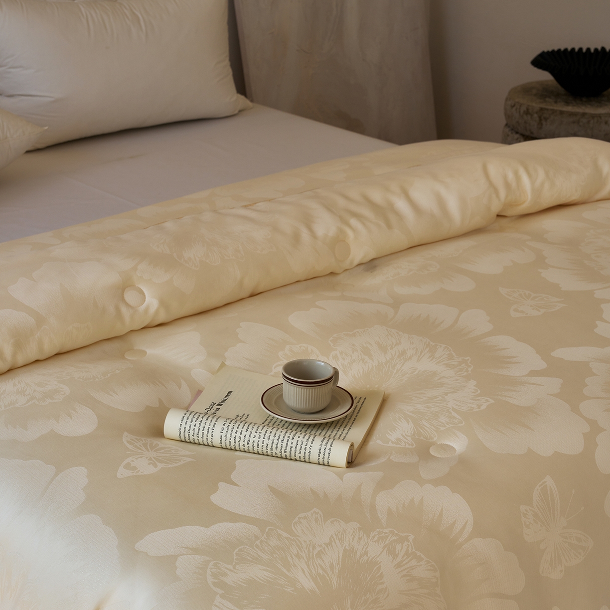 91家纺网 家纺一手货源 找家纺 纯优家纺 2025秋冬新品五彩臻丝大提花高奢45%大豆蛋白春秋被冬被直播电商首选 东方墨澜-奶油白