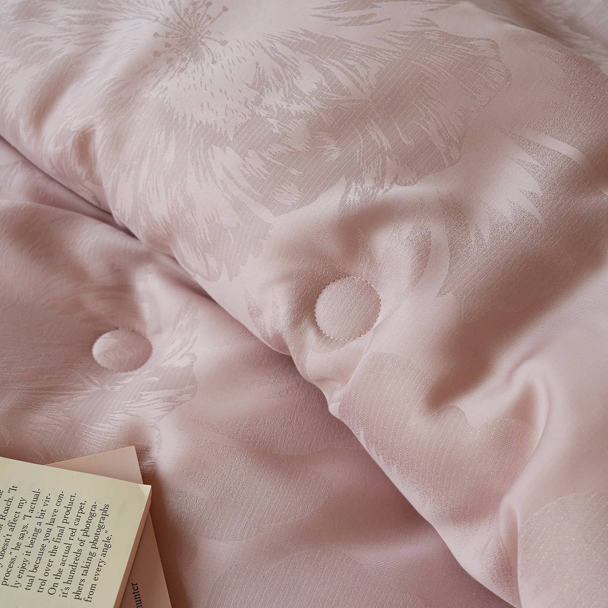 91家纺网 家纺一手货源 找家纺 纯优家纺 2025秋冬新品五彩臻丝大提花高奢45%大豆蛋白春秋被冬被直播电商首选 东方墨澜-紫藤