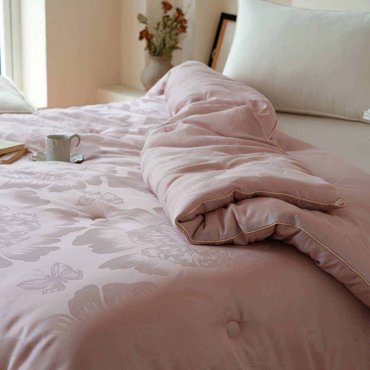 91家纺网 家纺一手货源 找家纺 纯优家纺 2025秋冬新品五彩臻丝大提花高奢45%大豆蛋白春秋被冬被直播电商首选 东方墨澜-紫藤