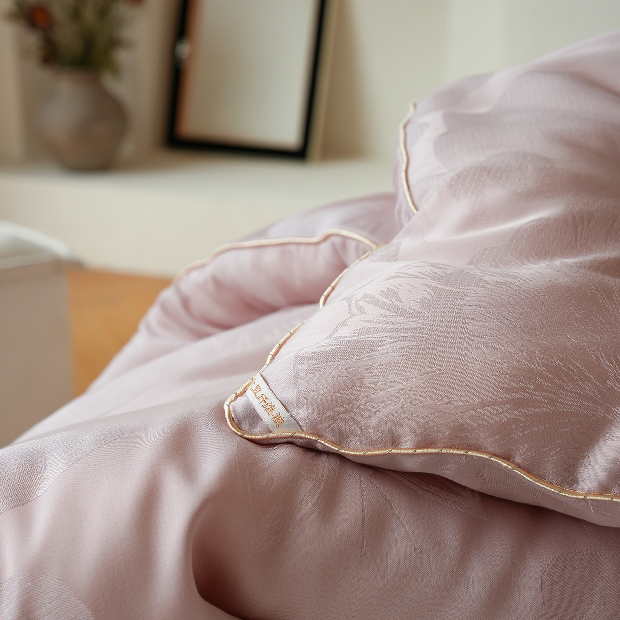 91家纺网 家纺一手货源 找家纺 纯优家纺 2025秋冬新品五彩臻丝大提花高奢45%大豆蛋白春秋被冬被直播电商首选 东方墨澜-紫藤