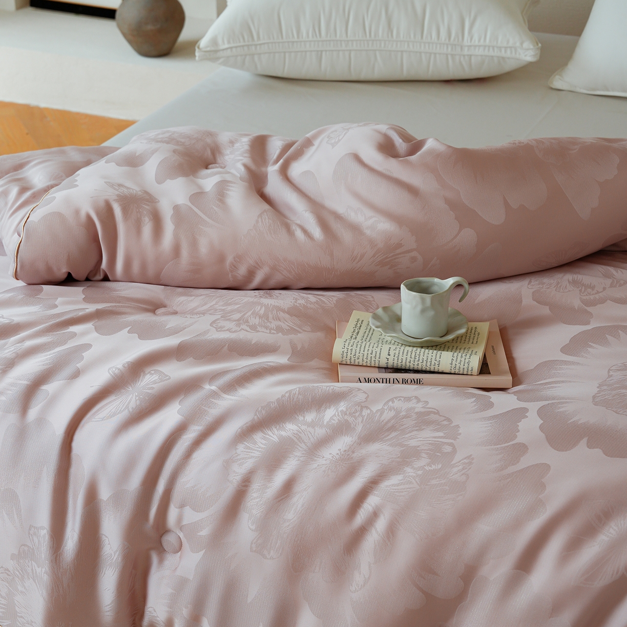 91家纺网 家纺一手货源 找家纺 纯优家纺 2025秋冬新品五彩臻丝大提花高奢45%大豆蛋白春秋被冬被直播电商首选 东方墨澜-紫藤