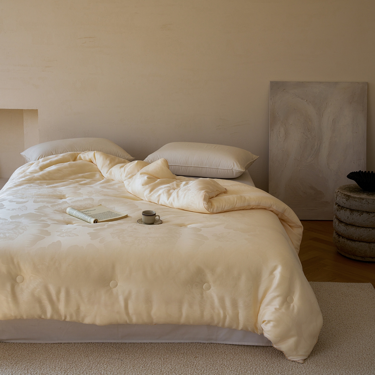 91家纺网 家纺一手货源 找家纺 纯优家纺 2025秋冬新品五彩臻丝大提花高奢45%大豆蛋白春秋被冬被直播电商首选 东方墨澜-奶油白