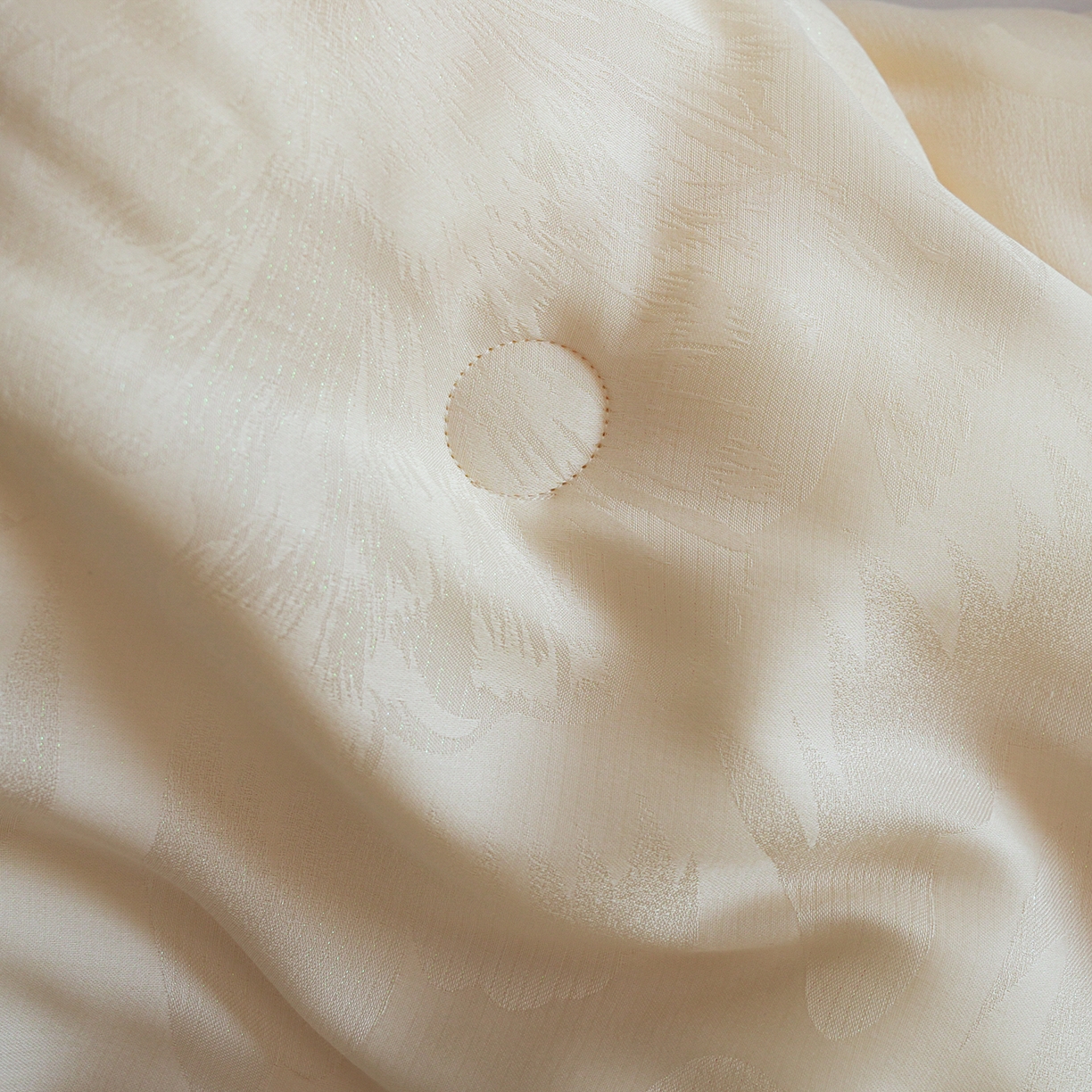 91家纺网 家纺一手货源 找家纺 纯优家纺 2025秋冬新品五彩臻丝大提花高奢45%大豆蛋白春秋被冬被直播电商首选 东方墨澜-奶油白