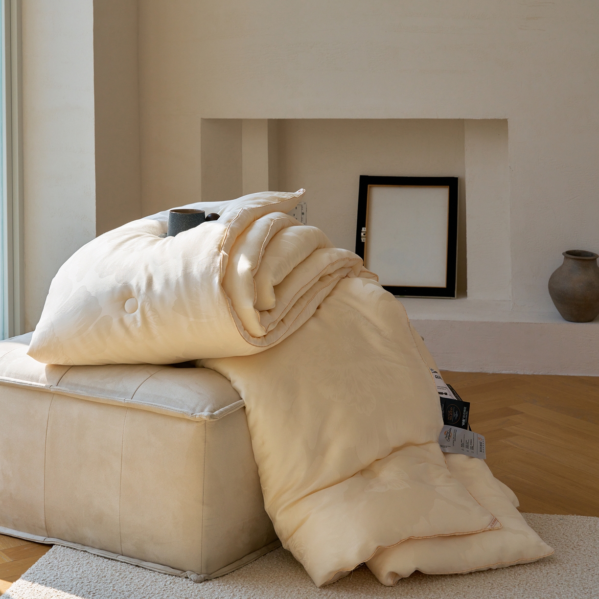 91家纺网 家纺一手货源 找家纺 纯优家纺 2025秋冬新品五彩臻丝大提花高奢45%大豆蛋白春秋被冬被直播电商首选 东方墨澜-奶油白