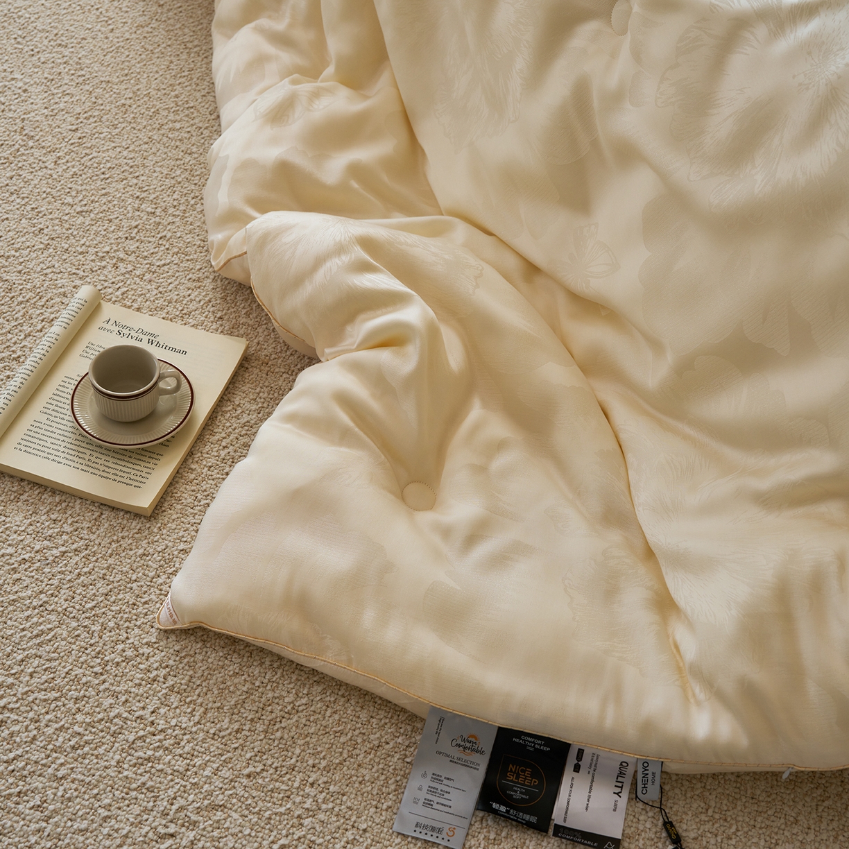 91家纺网 家纺一手货源 找家纺 纯优家纺 2025秋冬新品五彩臻丝大提花高奢45%大豆蛋白春秋被冬被直播电商首选 东方墨澜-奶油白