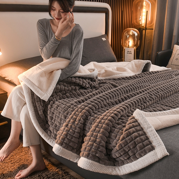 91家纺网 家纺一手货源 找家纺 （总）印季家纺 2025新款三层夹棉立体剪花兔毛绒毛毯毯子多功能盖毯-暗场景