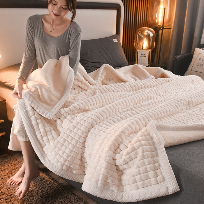 91家纺网 家纺一手货源 找家纺 （总）印季家纺 2025新款三层夹棉立体剪花兔毛绒毛毯毯子多功能盖毯-暗场景