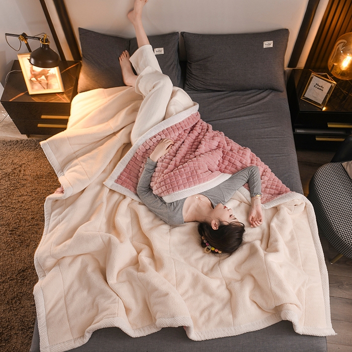 91家纺网 家纺一手货源 找家纺 （总）印季家纺 2025新款三层夹棉立体剪花兔毛绒毛毯毯子多功能盖毯-暗场景