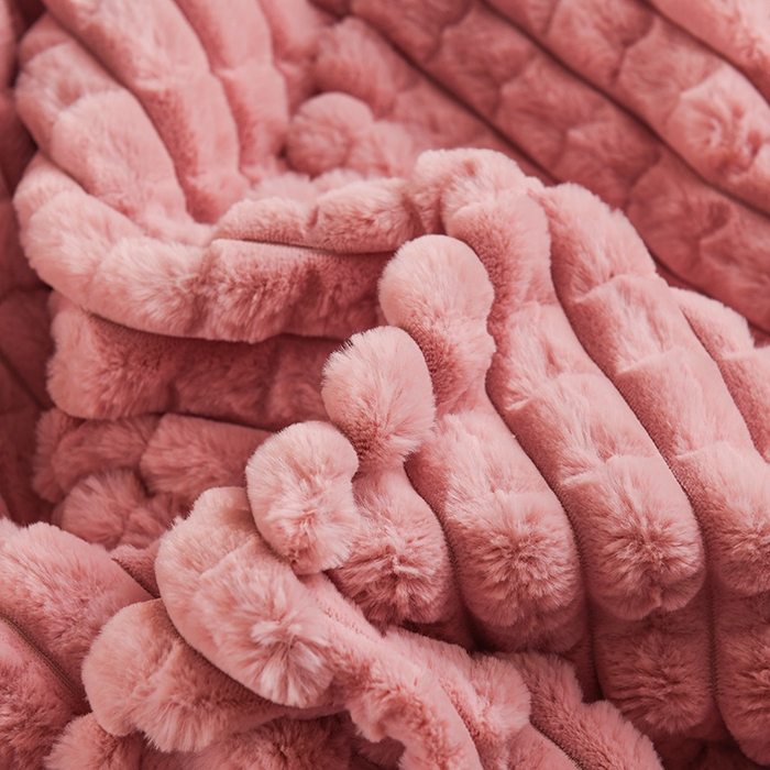 91家纺网 家纺一手货源 找家纺 （总）印季家纺 2025新款三层夹棉立体剪花兔毛绒毛毯毯子多功能盖毯-暗场景