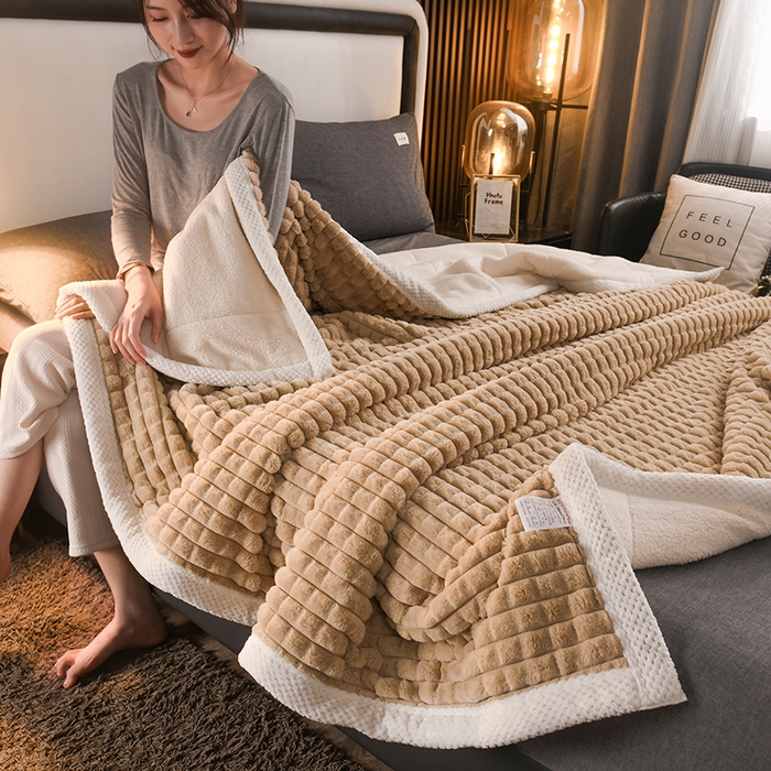 91家纺网 家纺一手货源 找家纺 （总）印季家纺 2025新款三层夹棉立体剪花兔毛绒毛毯毯子多功能盖毯-暗场景