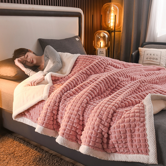 91家纺网 家纺一手货源 找家纺 （总）印季家纺 2025新款三层夹棉立体剪花兔毛绒毛毯毯子多功能盖毯-暗场景