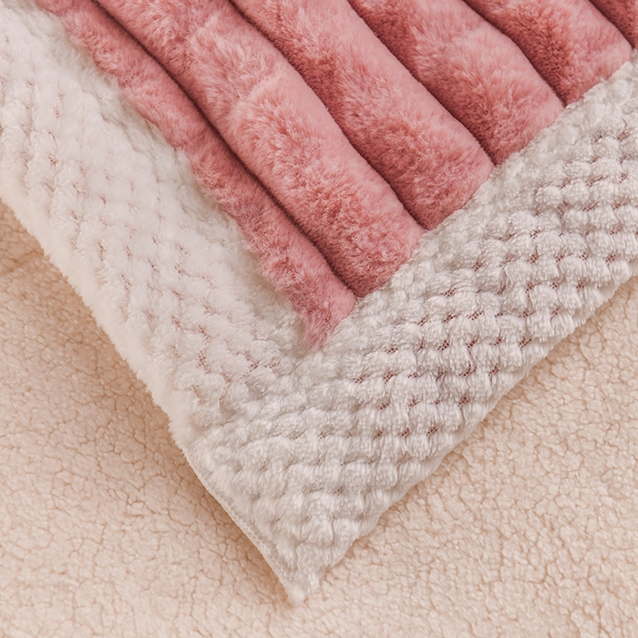 91家纺网 家纺一手货源 找家纺 （总）印季家纺 2025新款三层夹棉立体剪花兔毛绒毛毯毯子多功能盖毯-暗场景