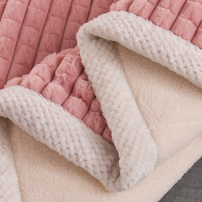 91家纺网 家纺一手货源 找家纺 （总）印季家纺 2025新款三层夹棉立体剪花兔毛绒毛毯毯子多功能盖毯-暗场景