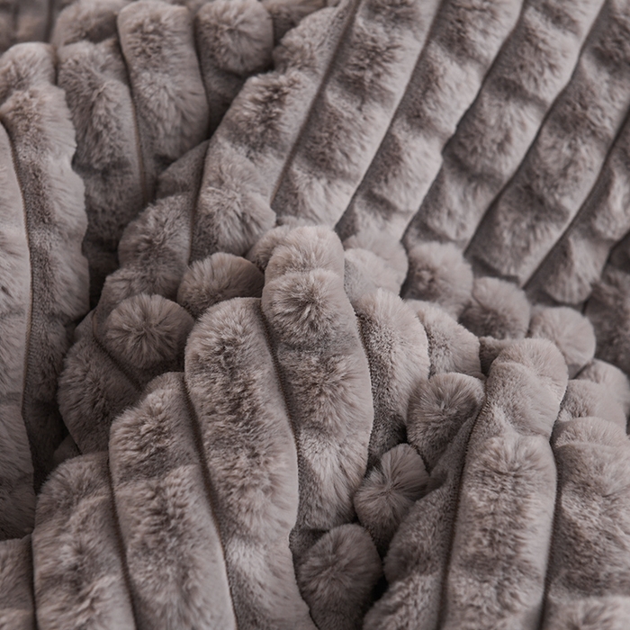 91家纺网 家纺一手货源 找家纺 印季家纺 2025新款三层夹棉立体剪花兔毛绒毛毯毯子多功能盖毯-暗场景 浅灰