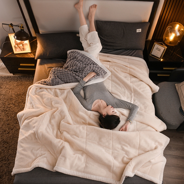 91家纺网 家纺一手货源 找家纺 印季家纺 2025新款三层夹棉立体剪花兔毛绒毛毯毯子多功能盖毯-暗场景 浅灰