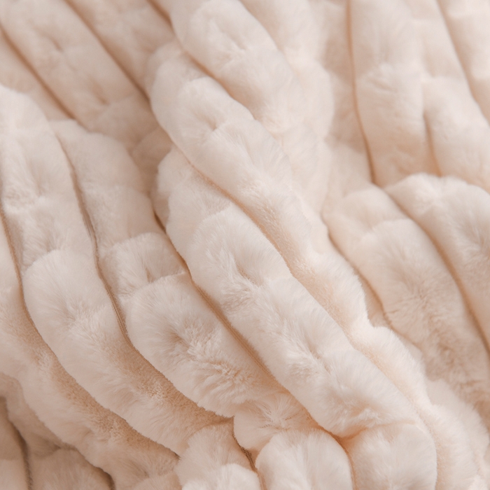 91家纺网 家纺一手货源 找家纺 印季家纺 2025新款三层夹棉立体剪花兔毛绒毛毯毯子多功能盖毯-暗场景 米白