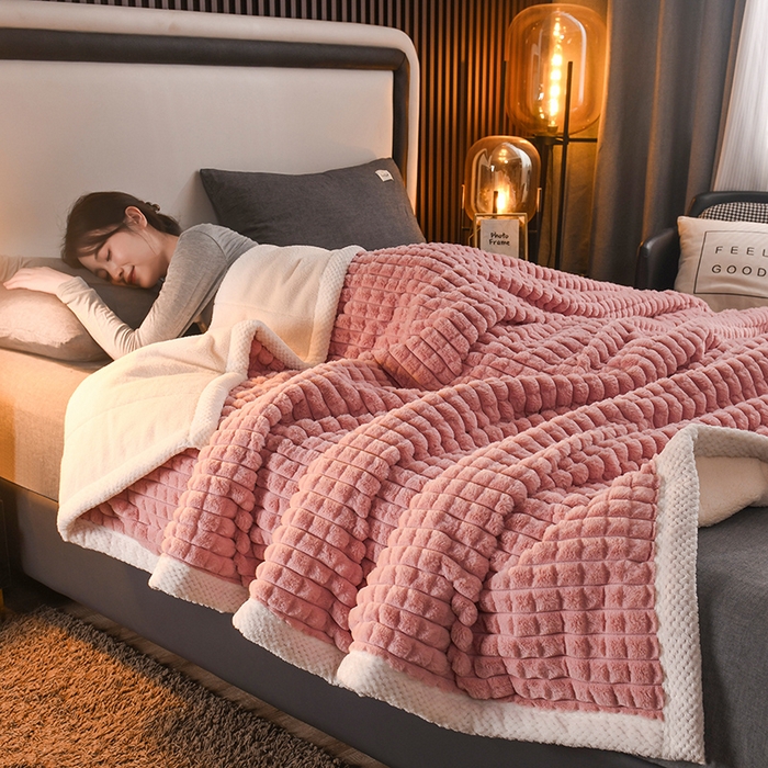 91家纺网 家纺一手货源 找家纺 印季家纺 2025新款三层夹棉立体剪花兔毛绒毛毯毯子多功能盖毯-暗场景 豆沙