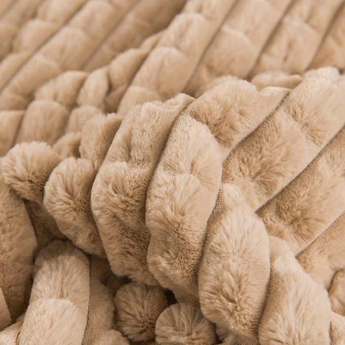 91家纺网 家纺一手货源 找家纺 印季家纺 2025新款三层夹棉立体剪花兔毛绒毛毯毯子多功能盖毯-暗场景 驼色