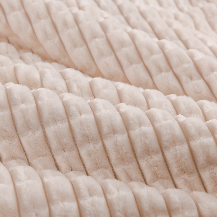 91家纺网 家纺一手货源 找家纺 印季家纺 2025新款三层夹棉立体剪花兔毛绒毛毯毯子多功能盖毯-暗场景 米白