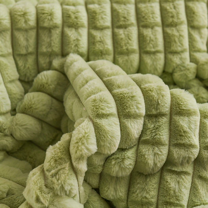 91家纺网 家纺一手货源 找家纺 印季家纺 2025新款三层夹棉立体剪花兔毛绒毛毯毯子多功能盖毯-暗场景 抹茶