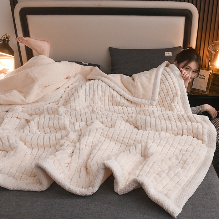 91家纺网 家纺一手货源 找家纺 印季家纺 2025新款三层夹棉立体剪花兔毛绒毛毯毯子多功能盖毯-暗场景 米白