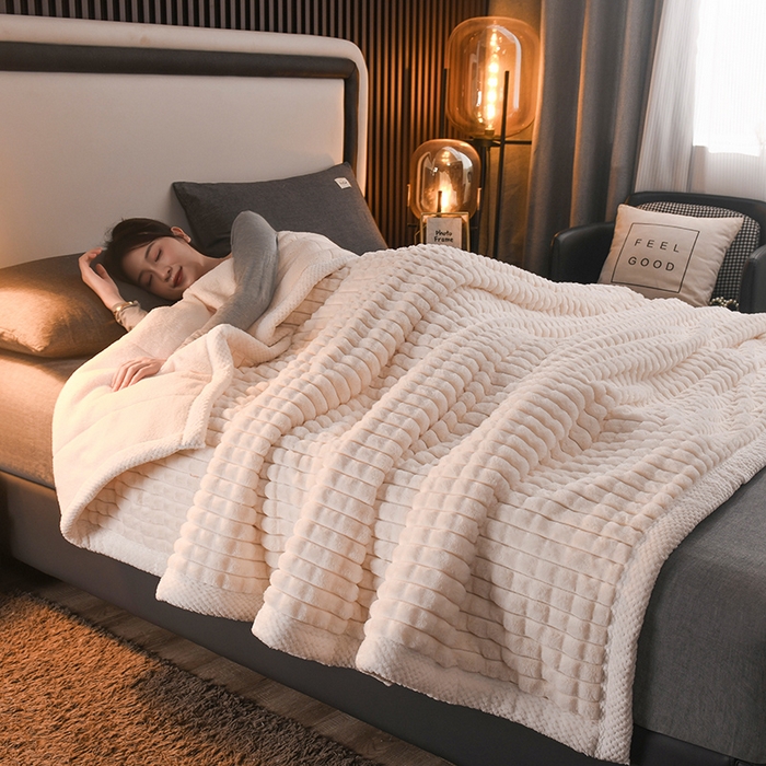 91家纺网 家纺一手货源 找家纺 印季家纺 2025新款三层夹棉立体剪花兔毛绒毛毯毯子多功能盖毯-暗场景 米白