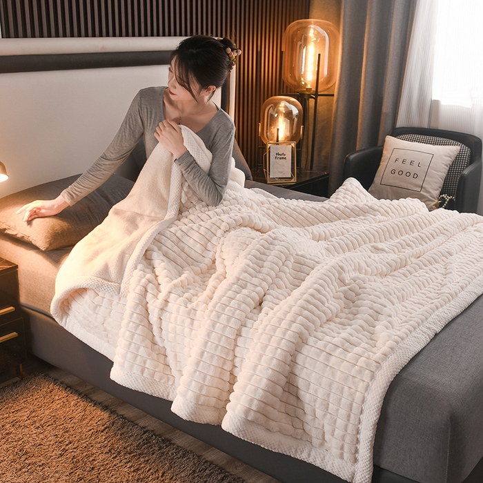 91家纺网 家纺一手货源 找家纺 印季家纺 2025新款三层夹棉立体剪花兔毛绒毛毯毯子多功能盖毯-暗场景 米白