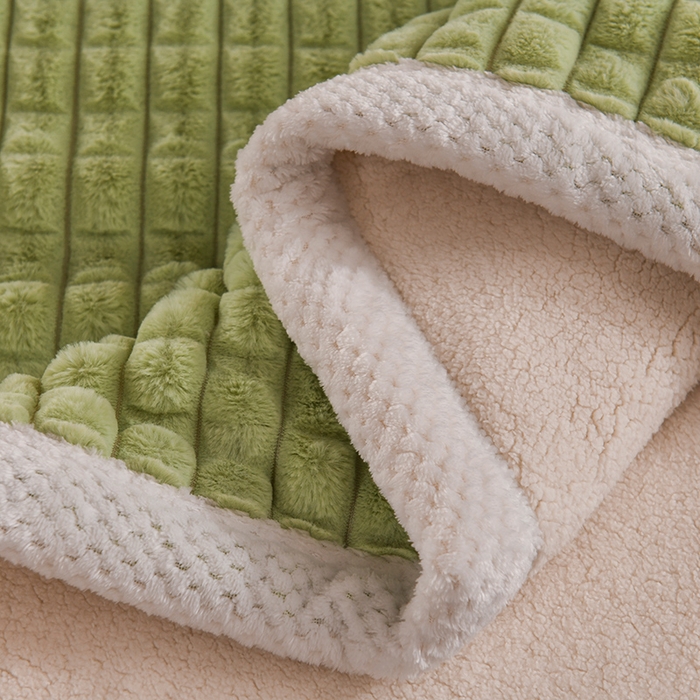 91家纺网 家纺一手货源 找家纺 印季家纺 2025新款三层夹棉立体剪花兔毛绒毛毯毯子多功能盖毯-暗场景 抹茶