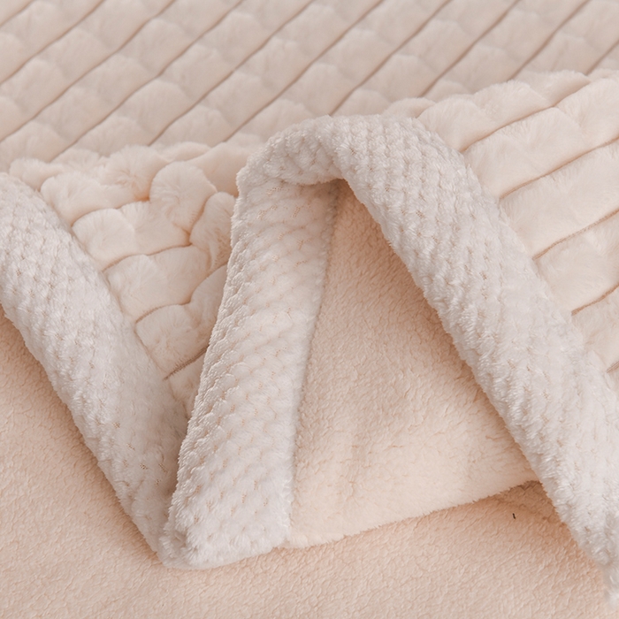 91家纺网 家纺一手货源 找家纺 印季家纺 2025新款三层夹棉立体剪花兔毛绒毛毯毯子多功能盖毯-暗场景 米白