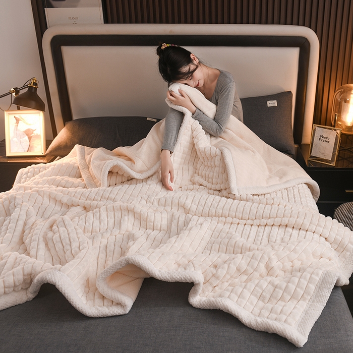 91家纺网 家纺一手货源 找家纺 印季家纺 2025新款三层夹棉立体剪花兔毛绒毛毯毯子多功能盖毯-暗场景 米白