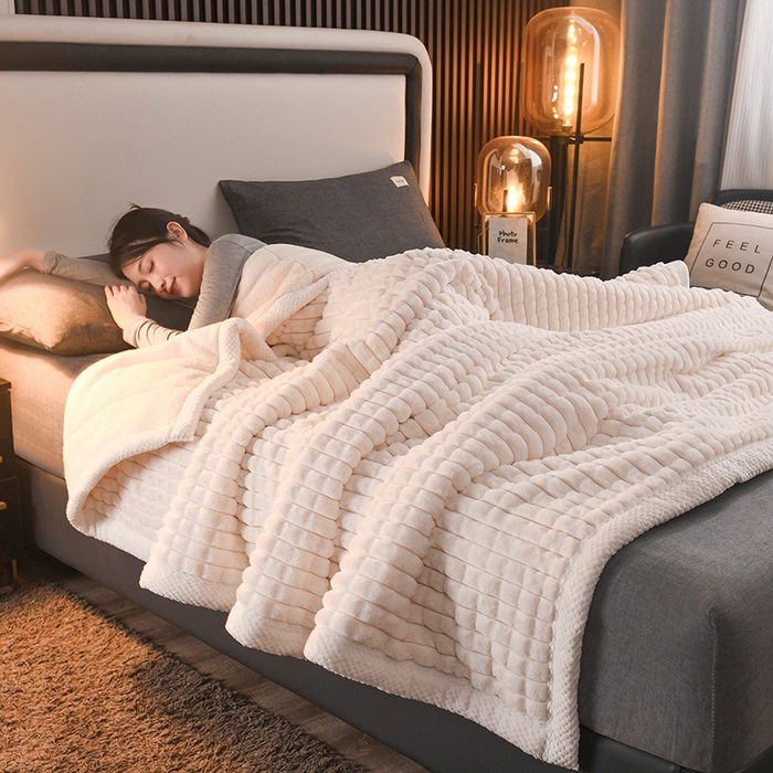 91家纺网 家纺一手货源 找家纺 印季家纺 2025新款三层夹棉立体剪花兔毛绒毛毯毯子多功能盖毯-暗场景 米白