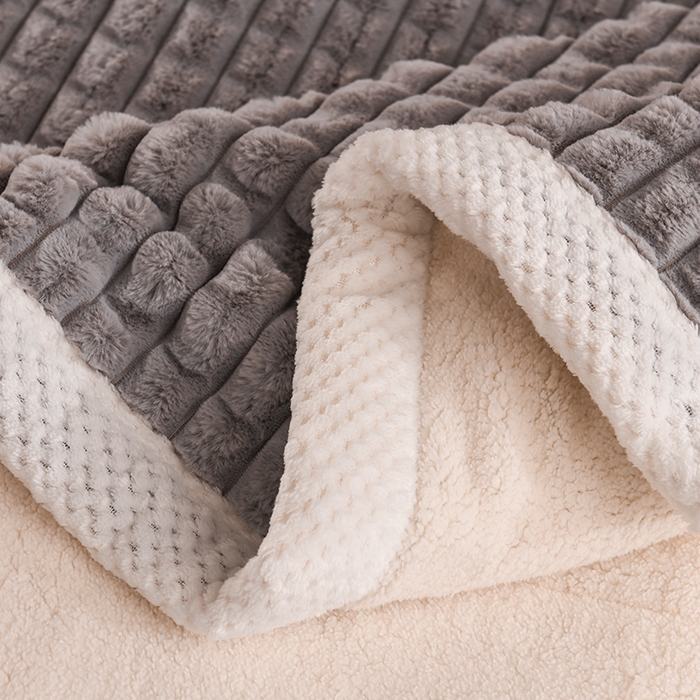 91家纺网 家纺一手货源 找家纺 印季家纺 2025新款三层夹棉立体剪花兔毛绒毛毯毯子多功能盖毯-暗场景 浅灰