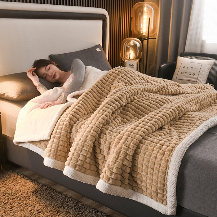 91家纺网 家纺一手货源 找家纺 印季家纺 2025新款三层夹棉立体剪花兔毛绒毛毯毯子多功能盖毯-暗场景 驼色