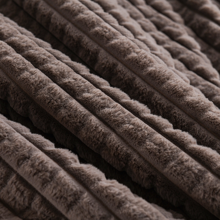 91家纺网 家纺一手货源 找家纺 印季家纺 2025新款三层夹棉立体剪花兔毛绒毛毯毯子多功能盖毯-暗场景 深灰