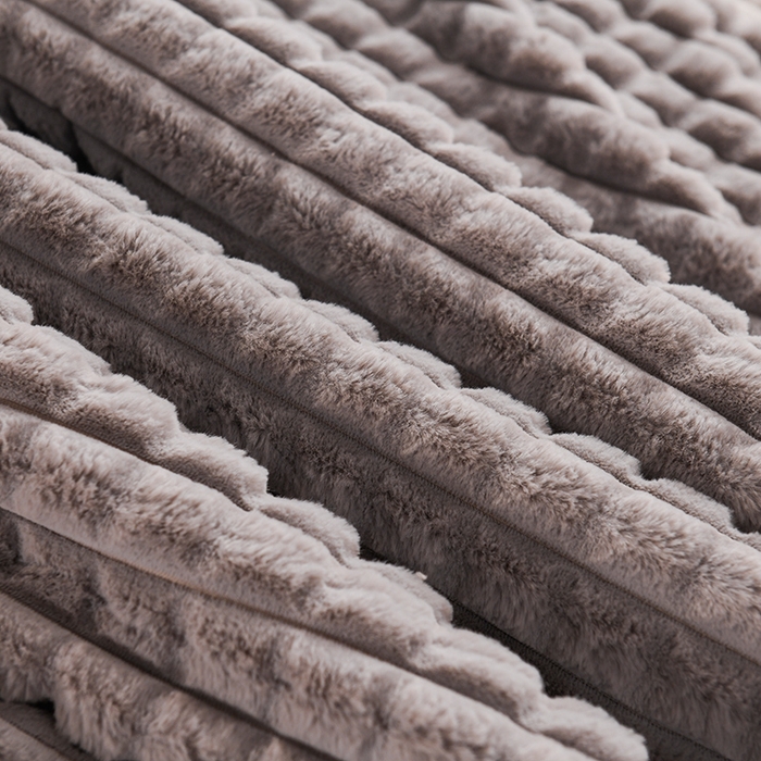 91家纺网 家纺一手货源 找家纺 印季家纺 2025新款三层夹棉立体剪花兔毛绒毛毯毯子多功能盖毯-暗场景 浅灰