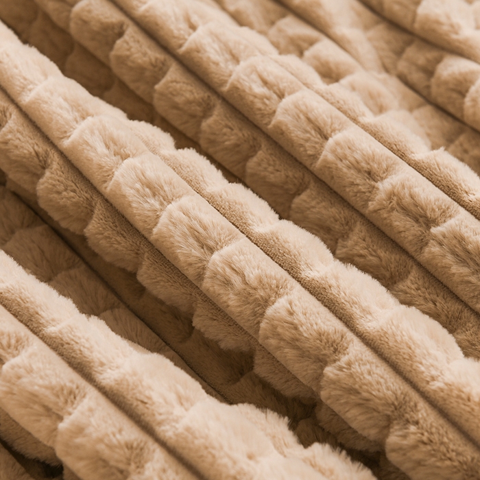 91家纺网 家纺一手货源 找家纺 印季家纺 2025新款三层夹棉立体剪花兔毛绒毛毯毯子多功能盖毯-暗场景 驼色