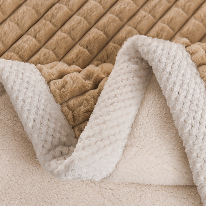 91家纺网 家纺一手货源 找家纺 印季家纺 2025新款三层夹棉立体剪花兔毛绒毛毯毯子多功能盖毯-暗场景 驼色