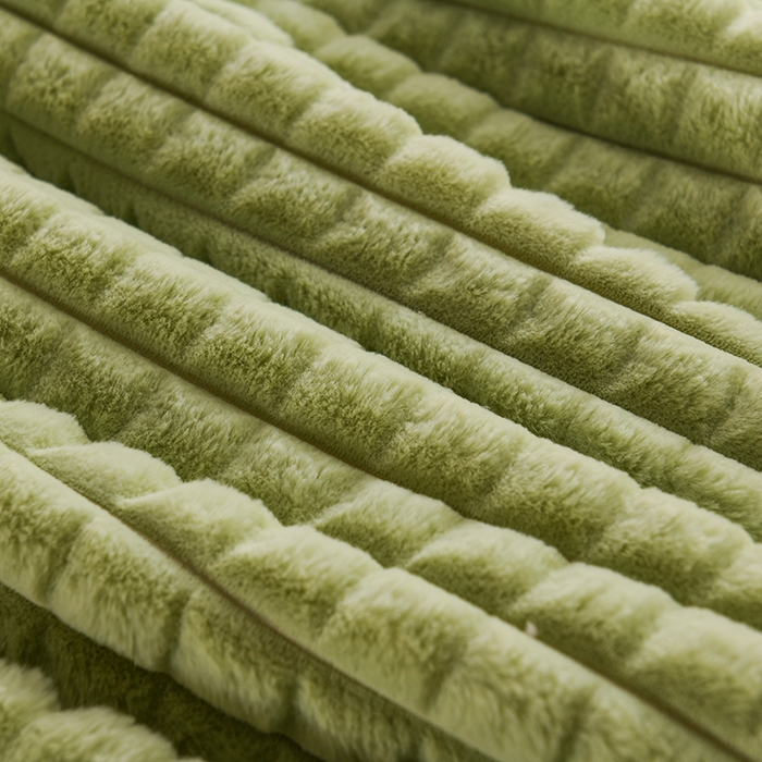 91家纺网 家纺一手货源 找家纺 印季家纺 2025新款三层夹棉立体剪花兔毛绒毛毯毯子多功能盖毯-暗场景 抹茶