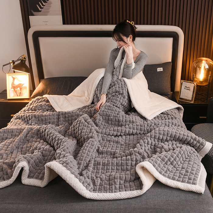 91家纺网 家纺一手货源 找家纺 印季家纺 2025新款三层夹棉立体剪花兔毛绒毛毯毯子多功能盖毯-暗场景 浅灰