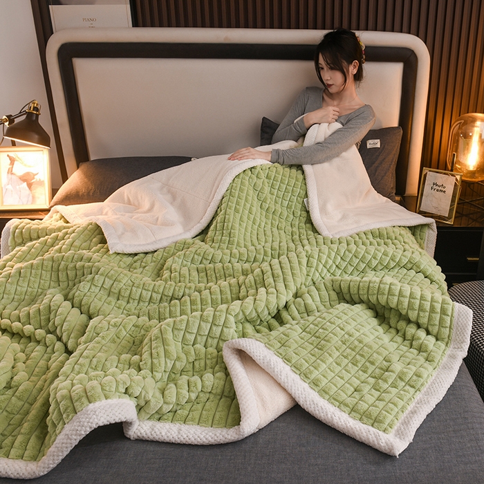 91家纺网 家纺一手货源 找家纺 印季家纺 2025新款三层夹棉立体剪花兔毛绒毛毯毯子多功能盖毯-暗场景 抹茶