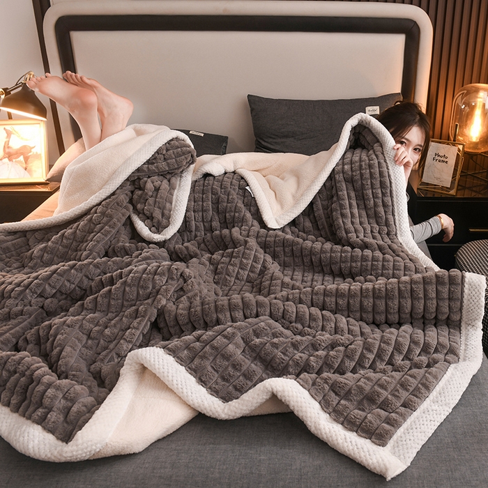 91家纺网 家纺一手货源 找家纺 印季家纺 2025新款三层夹棉立体剪花兔毛绒毛毯毯子多功能盖毯-暗场景 深灰